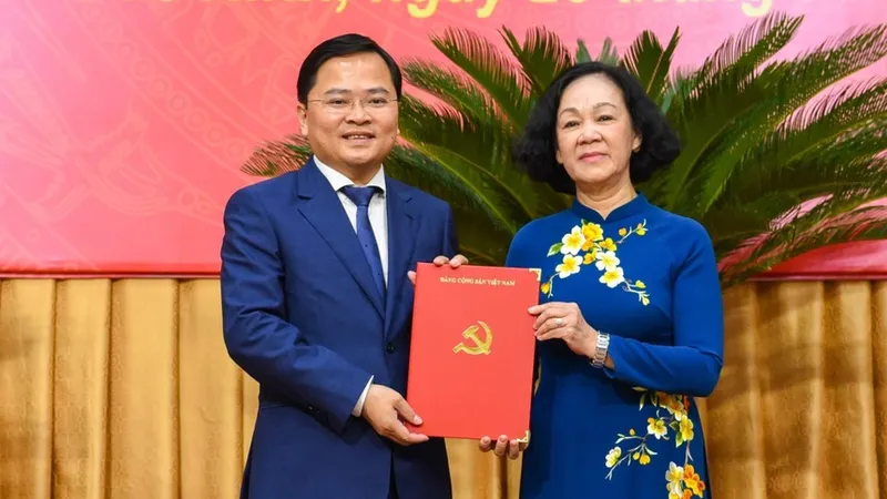 Trưởng Ban Tổ chức Trung ương Trương Thị Mai đã trao quyết định và tặng hoa chúc mừng cho đồng chí Nguyễn Anh Tuấn