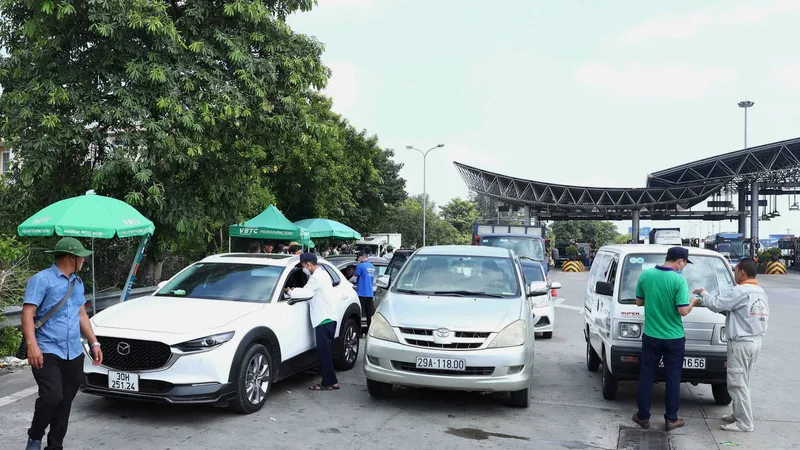 Tình trạng dán chồng 2 thẻ ETC lên cùng 1 phương tiện vẫn tiếp tục gia tăng Ảnh: VIẾT CHUNG
