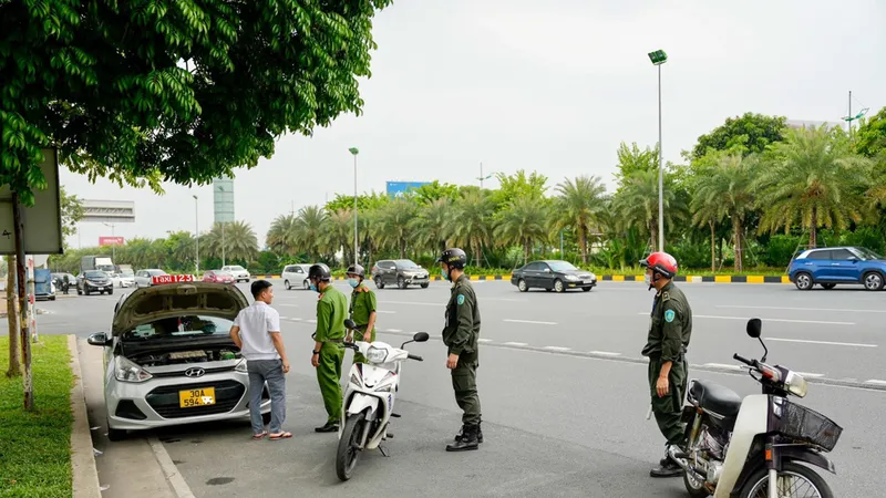 Tài xế taxi dừng đỗ không đúng quy định tại sân bay bị nhắc nhở 