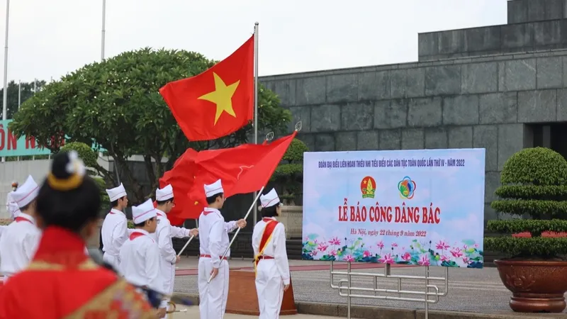 Lễ báo công dâng Bác sáng 22-9 của đại biểu tham dự liên hoan Thiếu nhi tiêu biểu các dân tộc toàn quốc lần thứ IV