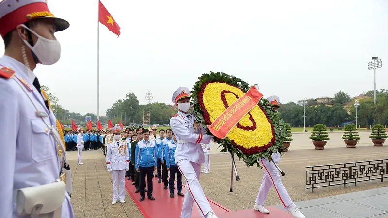 Đoàn đại biểu dự Đại hội đại biểu toàn quốc Đoàn TNCS Hồ Chí Minh lần thứ XII báo công dâng Bác