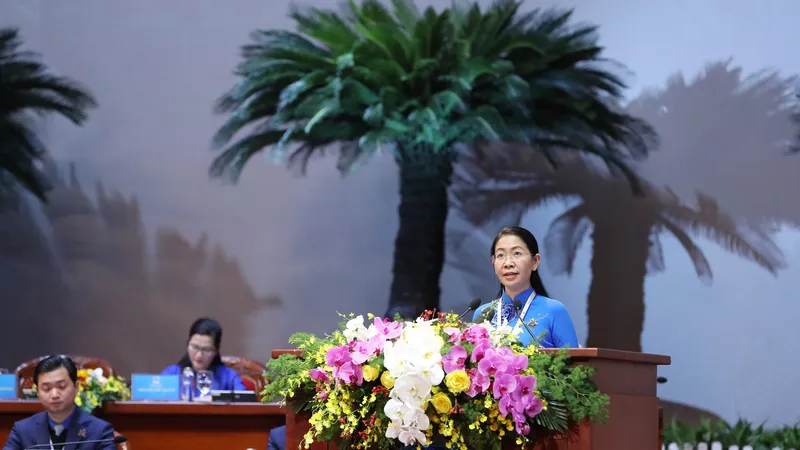 Bí thư Thành Đoàn TPHCM chia sẻ tại đại hội những kinh nghiệm, bài học của Thành Đoàn TPHCM trong việc bảo vệ nền tảng tư tưởng của Đảng trong tình hình mới. Ảnh: VIẾT CHUNG