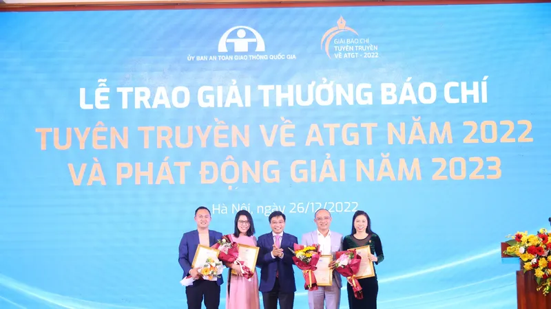Bộ trưởng GTVT Nguyễn Văn Thắng trao phần thưởng cho các tác giả đạt giải nhất.