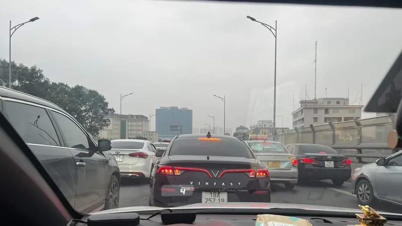 Mật độ phương tiện trên đường Vành đai 3 Hà Nội tăng cao 