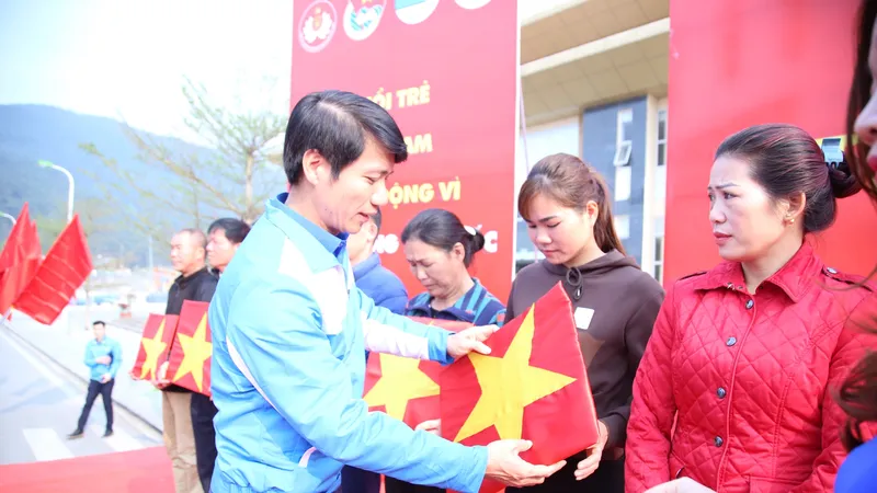 Tặng cờ tổ quốc cho các hộ gia đình bảo vệ đường biên tại tỉnh Lạng Sơn 