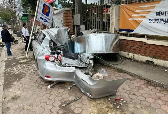 Hiện trường xe ô tô bị cuộn thép đè bẹp sáng 13-3 tại huyện Thạch Thất (Hà Nội)