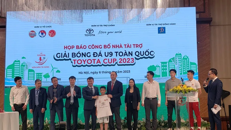 Ban tổ chức trao trang phục thi đấu chính thức của giải bóng đá U9 năm 2003