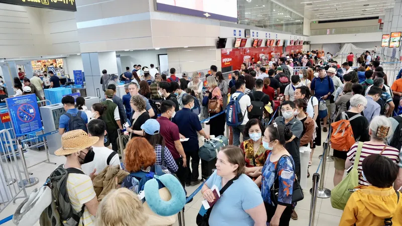Đông đảo du khách tại khu vực làm thủ tục sân bay Nội Bài