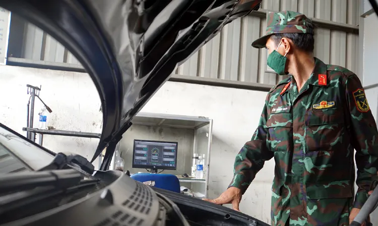 Lực lượng đăng kiểm quân đội tham gia hỗ trợ giảm ùn tắc tại các trung tâm đăng kiểm