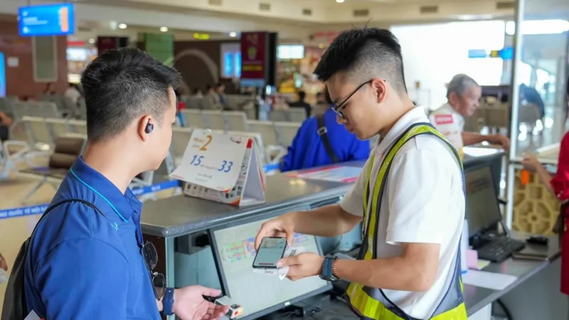 Làm thủ tục bay tại Cảng HKQT Nội Bài