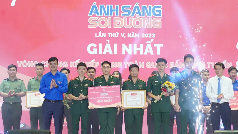 Ban Thanh niên Quân đội giành giải Nhất tập thể. Ảnh: VIẾT CHUNG