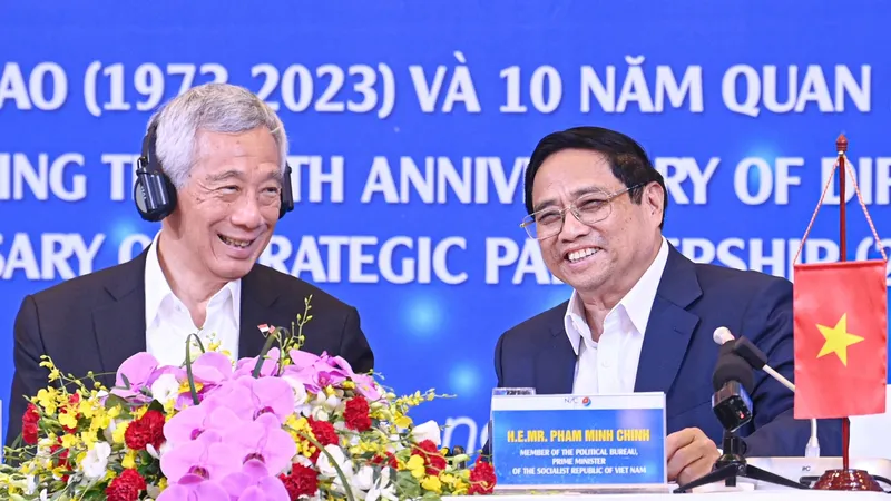 Thủ tướng Phạm Minh Chính và Thủ tướng Lý Hiển Long trong cuộc đối thoại với lãnh đạo trẻ 2 nước. Ảnh: VIẾT CHUNG
