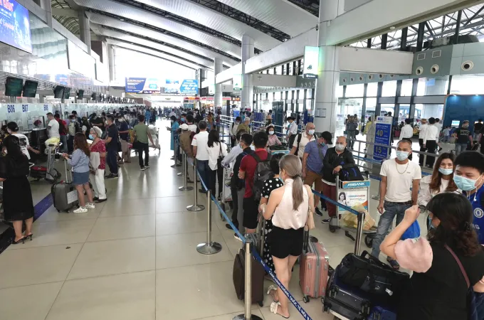 Sân bay Nội Bài đông khách trong dịp cao điểm 
