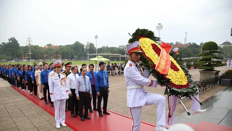 Các đại biểu vào Lăng viếng Chủ tịch Hồ Chí Minh