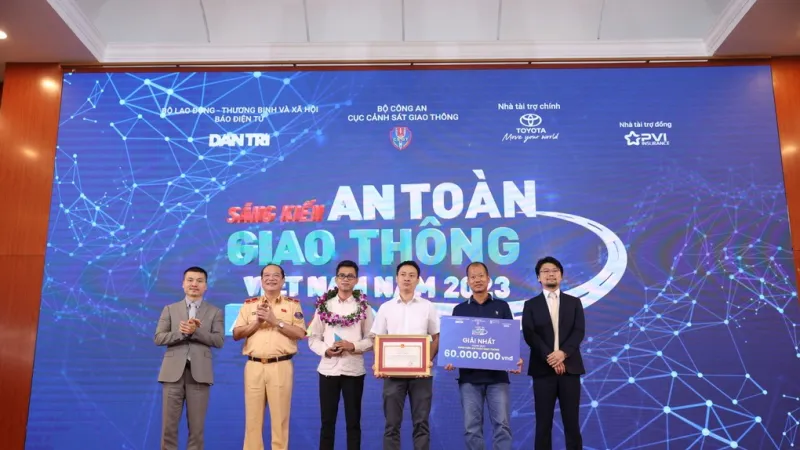 Ban tổ chức trao phần thưởng cho nhóm tác giả giành giải Nhất