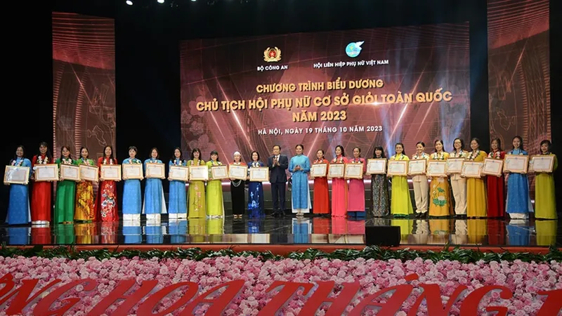 Phó Chủ tịch Thường trực Quốc hội Trần Thanh Mẫn và Chủ tịch Hội LHPN Việt Nam Hà Thị Nga tặng bằng khen cho các đại biểu được tuyên dương