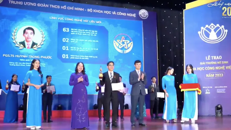 Phó Chủ tịch nước Võ Thị Ánh Xuân và Bí thư Thứ nhất Trung ương Đoàn Bùi Quang Huy trao giải thưởng Khoa học công nghệ Quả cầu Vàng năm 2023.