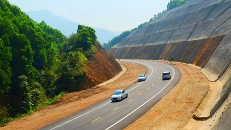 Cao tốc La Sơn - Túy Loan được đầu tư phân kỳ 2 làn xe, tiềm ẩn nhiều nguy cơ tai nạn