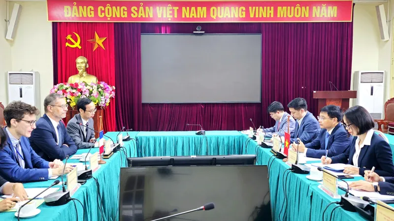Bộ trưởng GTVT Nguyễn Văn Thắng làm việc với Đại sứ Cộng hòa Pháp tại Việt Nam