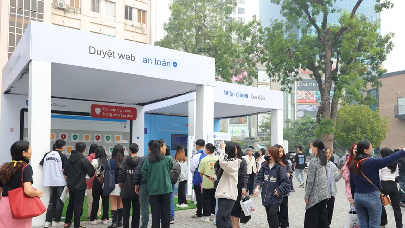 Các đại biểu tham gia trải nghiệm tương tác với các công cụ bảo vệ an toàn trên không gian mạng