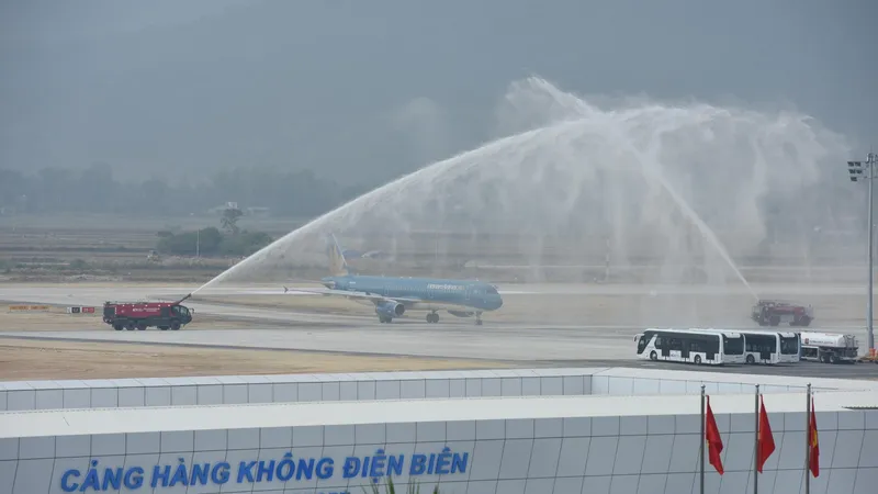 Máy bay cỡ lớn đầu tiên hạ cánh xuống sân bay Điện Biên sáng 1-12