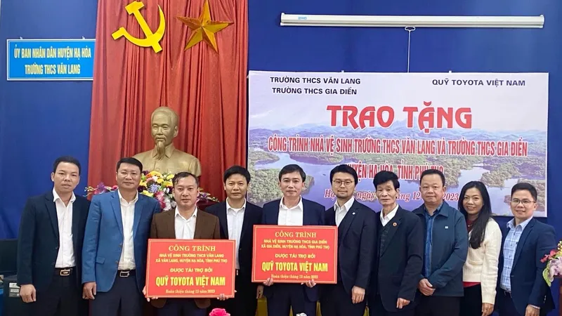 Bàn giao 2 nhà vệ sinh cho Trường THCS Văn Lang và Trường THCS Gia Điền ở huyện Hạ Hòa, tỉnh Phú Thọ
