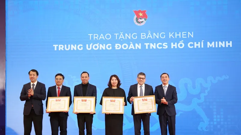Trung ương Đoàn trao tặng bằng khen cho các cá nhân đóng góp tích cực vào chương trình "Chuyển đổi số vì sức khỏe phổi"