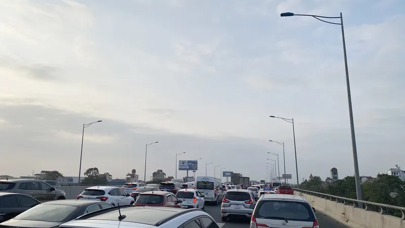 Cao tốc Hà Nội - Hải Phòng ùn tắc chiều mùng 4 tết. Ảnh: VIẾT CHUNG