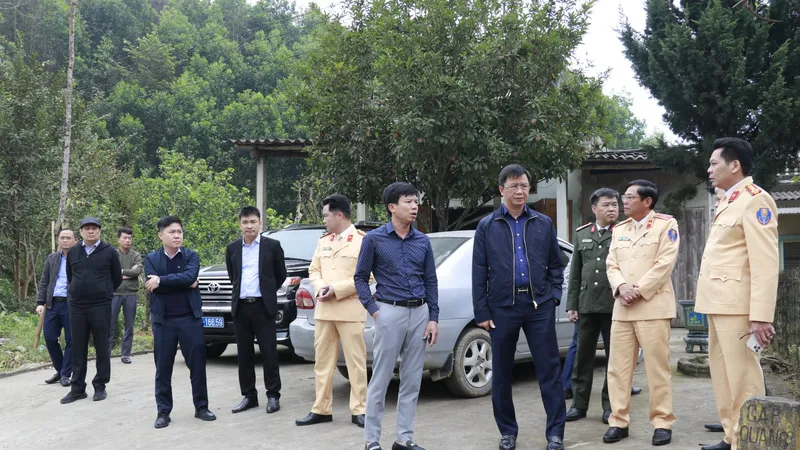 Đoàn công tác của Ủy ban ATGT Quốc gia đã đến hiện trường vụ tai nạn tại Tuyên Quang sáng 5-3