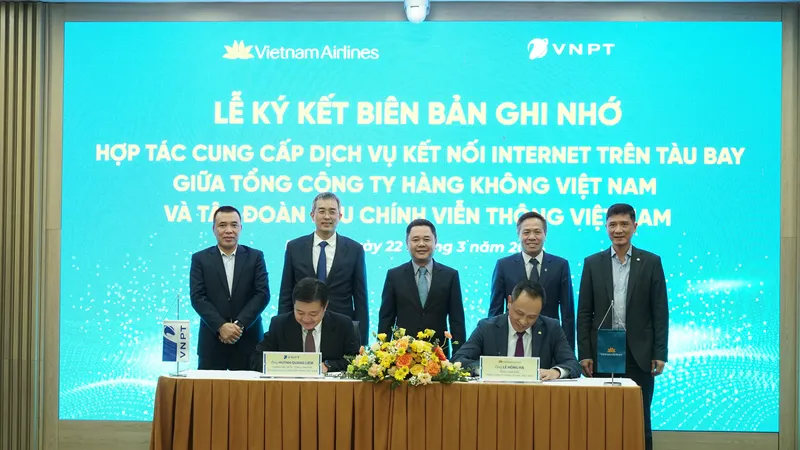 Lễ ký kết hợp tác triển khai dịch vụ kết nối internet trên máy bay