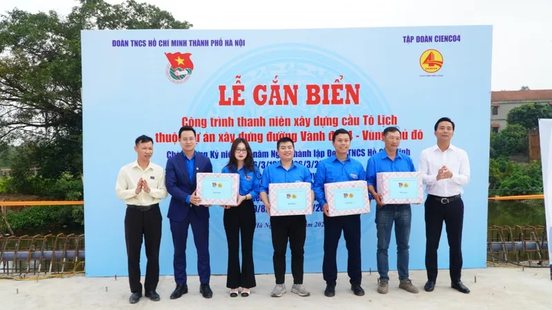 Lễ gắn biển "Công trình thanh niên xây dựng cầu Tô Lịch thuộc Dự án xây dựng đường Vành đai 4 - Vùng Thủ đô”