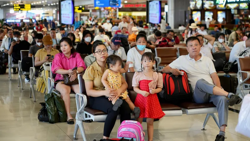 Cảng HKQT Nội Bài đông khách trong dịp cao điểm.