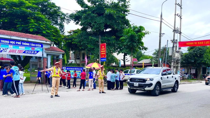 Bảo đảm không để thí sinh muộn thi vì thiếu phương tiện hay ùn tắc giao thông