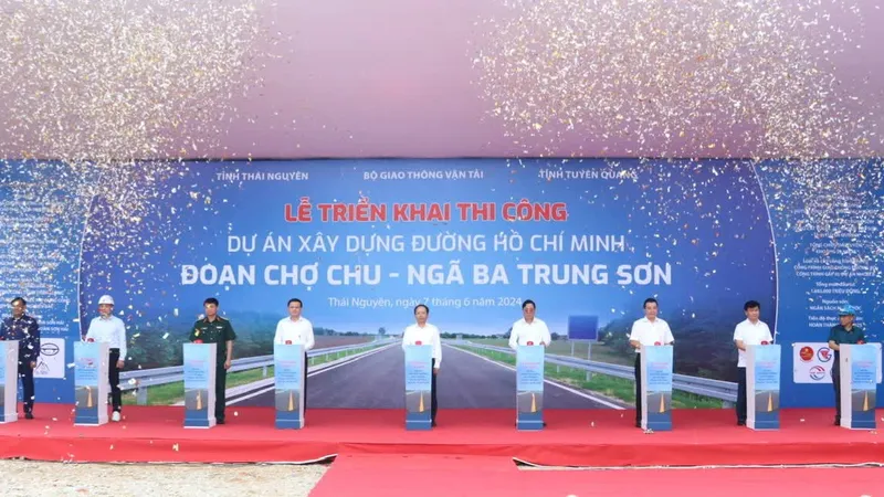 Lễ Triển khai thi công dự án đường Hồ Chí Minh đoạn Chợ Chu - ngã ba Trung Sơn