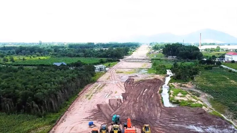 Nhiều dự án giao thông quan trọng bị chậm bàn giao mặt bằng thi công