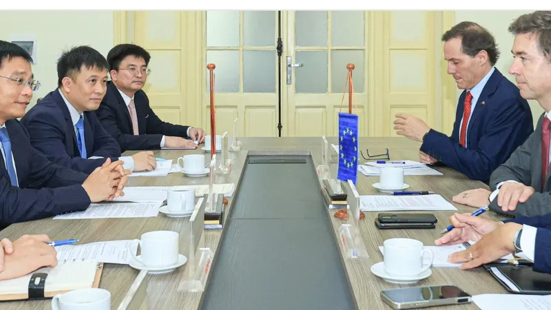 Cuộc làm việc giữa Bộ trưởng GTVT Nguyễn Văn Thắng và Đại sứ đặc mệnh toàn quyền Liên minh Châu Âu (EU) tại Việt Nam ngày 19-6.