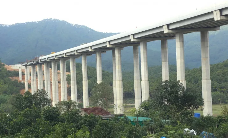 Cầu Xuân Dương có trụ cao nhất trên tuyến
