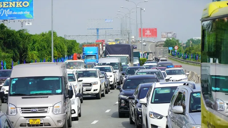 Ùn tắc thường xuyên xảy ra trên cao tốc TPHCM - Long Thành - Dầu Giây