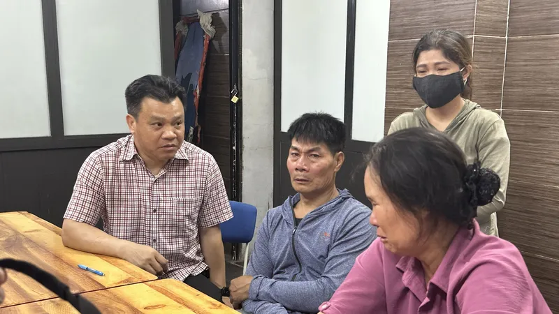 Ông Lê Kim Thành, Phó Chủ tịch chuyên trách Ủy ban ATGT quốc gia thăm hỏi gia đình nạn nhân