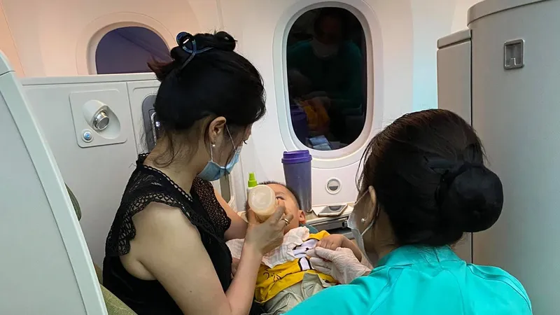 Tiếp viên hàng không hỗ trợ chăm sóc sức khỏe hành khách trên máy bay