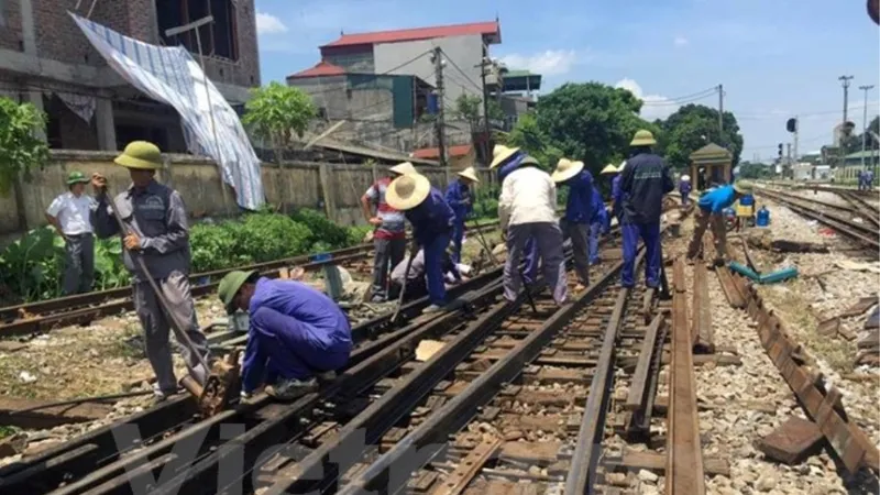 Công nhân đường sắt sửa chữa ghi bị hư hỏng