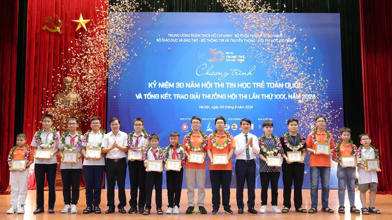 Ban tổ chức trao giải thưởng cho các đội thi xuất sắc tham dự hội thi Tin học trẻ năm 2024