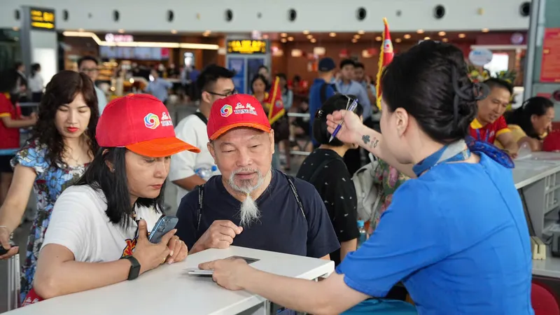 Những hành khách đầu tiên của đường bay thẳng Hà Nội - Quý Dương