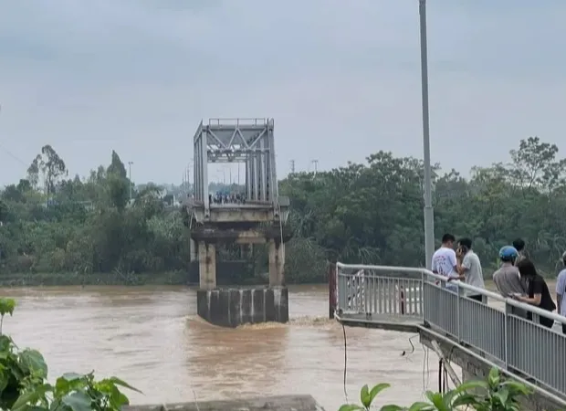 Phê duyệt khẩn cấp 9,13 tỷ đồng trục vớt cầu Phong Châu và các phương tiện bị chìm