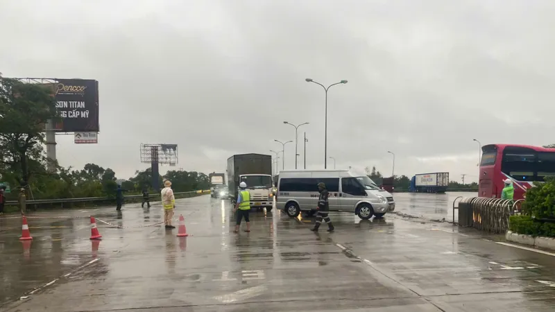 Cao tốc Pháp Vân - Cầu Giẽ bị ngập nước