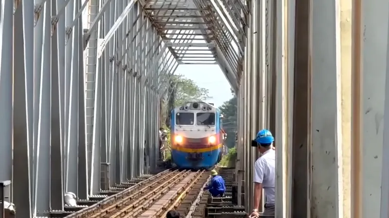 Tàu chạy thử tải qua cầu Long Biên