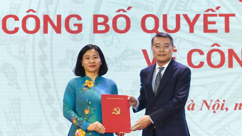 Đồng chí Lê Minh Hưng, Trưởng ban Tổ chức Trung ương trao Quyết định của Bộ Chính trị điều động, chỉ định đồng chí Nguyễn Thị Tuyến. Ảnh: VIẾT CHUNG