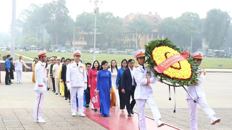 Đoàn đại biểu nhà giáo trẻ tiêu biểu vào Lăng viếng Chủ tịch Hồ Chí Minh
