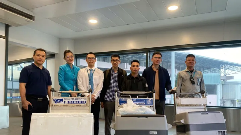 Các bác sỹ bệnh viện Việt Đức (Hà Nội) đã nhanh chóng vận chuyển mô tạng để ghép cho hai bệnh nhân tại bệnh viện