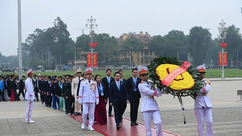Đại biểu dự Đại hội Đại biểu toàn quốc Hội LHTN Việt Nam vào Lăng viếng Chủ tịch Hồ Chí Minh (ảnh VIẾT CHUNG) 